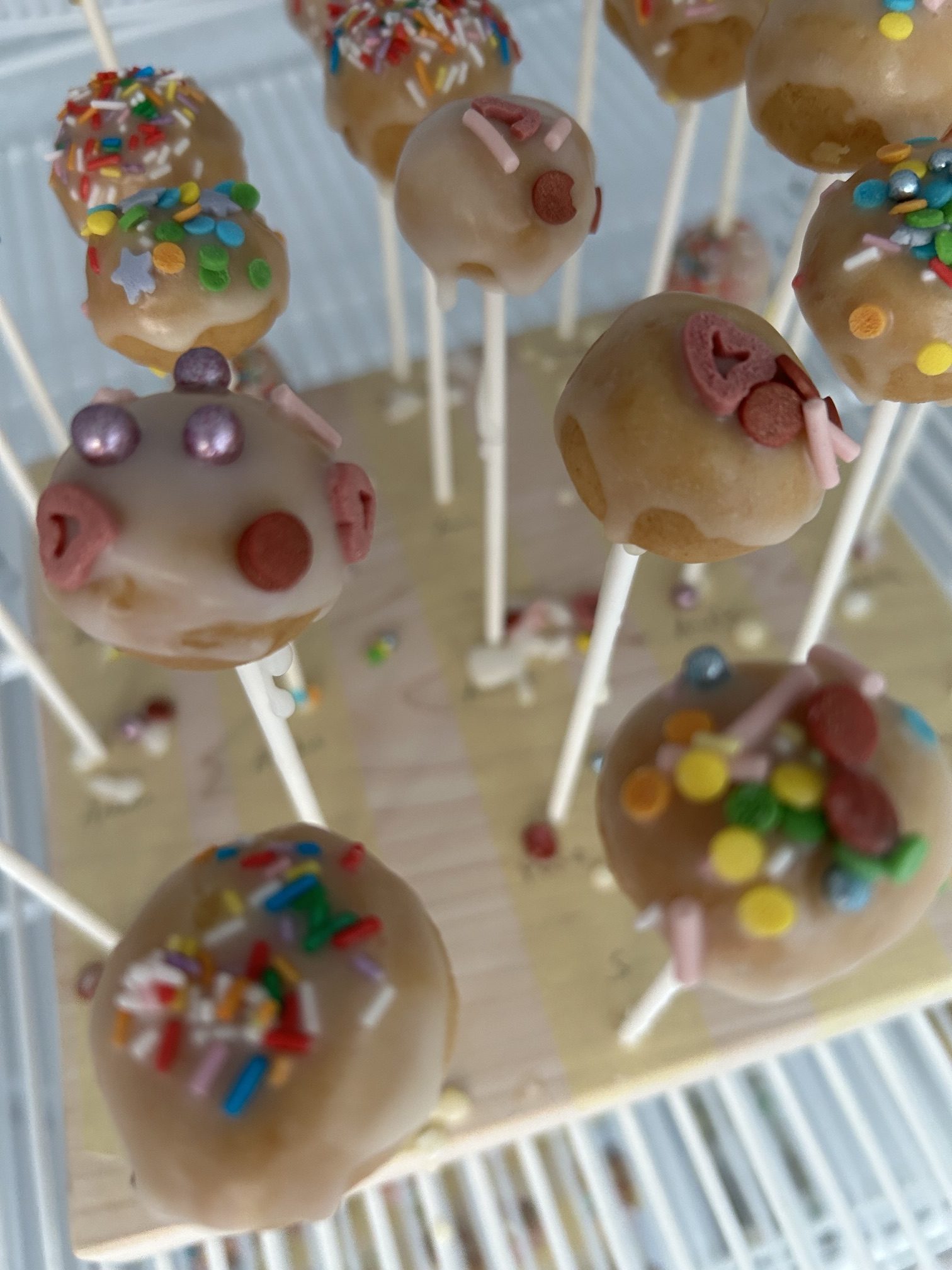 Bunt verzierte Cakepops am Stiel mit Zuckerguss und Streuseln, gebacken beim Sommerferienprogramm